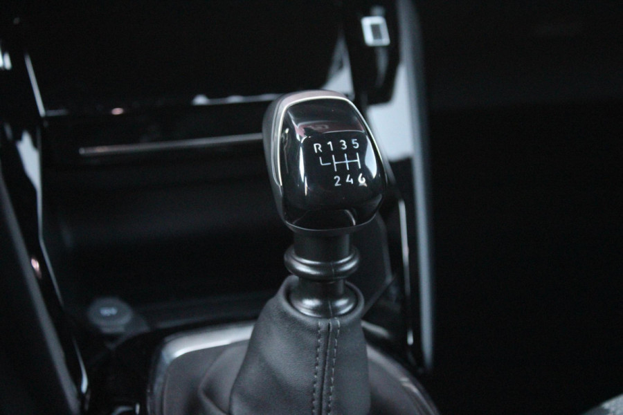 Peugeot 2008 1.2 100PK ALLURE | DRAADLOZE APPLE CARPLAY/ANDROID | DRAADLOZE TELEFOONLADER | NAVIGATIE | ACHTERUITRIJ CAMERA | LICHTMETALEN VELGEN 17" | CLIMATE CONTROL | CRUISE CONTROL | LED KOPLAMPEN |
