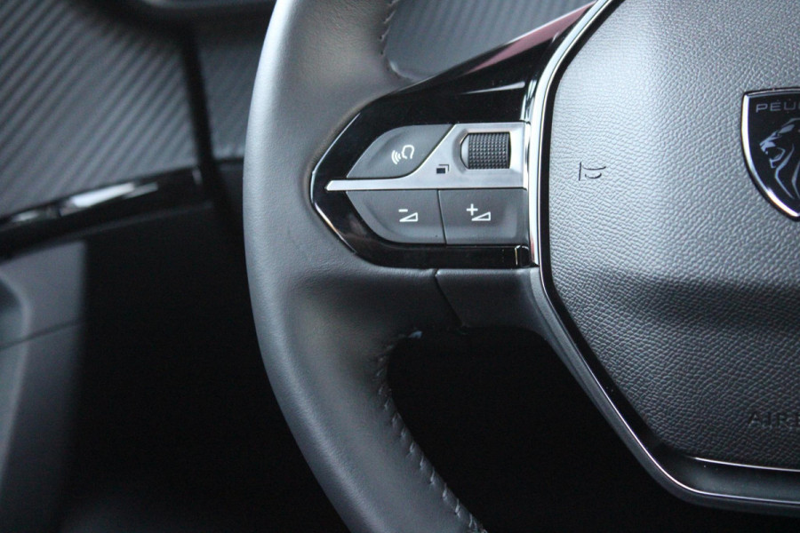 Peugeot 2008 1.2 100PK ALLURE | DRAADLOZE APPLE CARPLAY/ANDROID | DRAADLOZE TELEFOONLADER | NAVIGATIE | ACHTERUITRIJ CAMERA | LICHTMETALEN VELGEN 17" | CLIMATE CONTROL | CRUISE CONTROL | LED KOPLAMPEN |