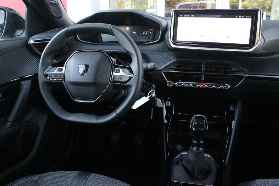 Peugeot 2008 1.2 100PK ALLURE | DRAADLOZE APPLE CARPLAY/ANDROID | DRAADLOZE TELEFOONLADER | NAVIGATIE | ACHTERUITRIJ CAMERA | LICHTMETALEN VELGEN 17" | CLIMATE CONTROL | CRUISE CONTROL | LED KOPLAMPEN |