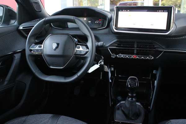 Peugeot 2008 1.2 100PK ALLURE | DRAADLOZE APPLE CARPLAY/ANDROID | DRAADLOZE TELEFOONLADER | NAVIGATIE | ACHTERUITRIJ CAMERA | LICHTMETALEN VELGEN 17" | CLIMATE CONTROL | CRUISE CONTROL | LED KOPLAMPEN |