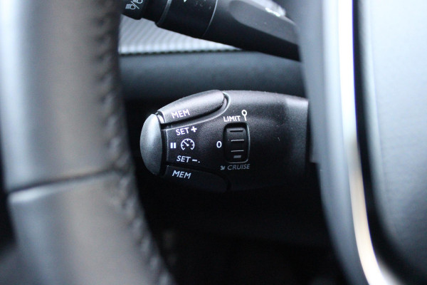 Peugeot 2008 1.2 100PK ALLURE | DRAADLOZE APPLE CARPLAY/ANDROID | DRAADLOZE TELEFOONLADER | NAVIGATIE | ACHTERUITRIJ CAMERA | LICHTMETALEN VELGEN 17" | CLIMATE CONTROL | CRUISE CONTROL | LED KOPLAMPEN |