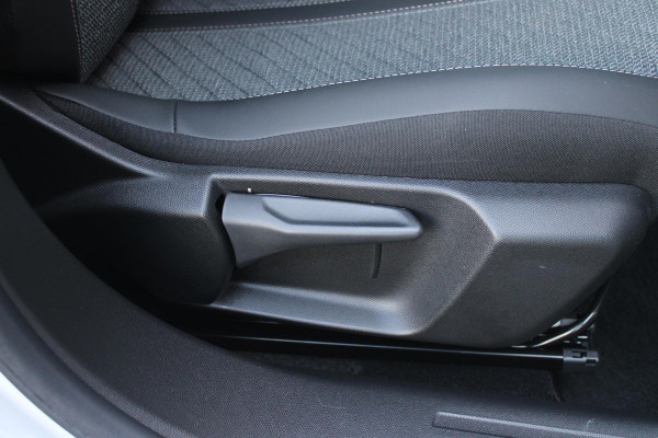Peugeot 2008 1.2 100PK ALLURE | DRAADLOZE APPLE CARPLAY/ANDROID | DRAADLOZE TELEFOONLADER | NAVIGATIE | ACHTERUITRIJ CAMERA | LICHTMETALEN VELGEN 17" | CLIMATE CONTROL | CRUISE CONTROL | LED KOPLAMPEN |