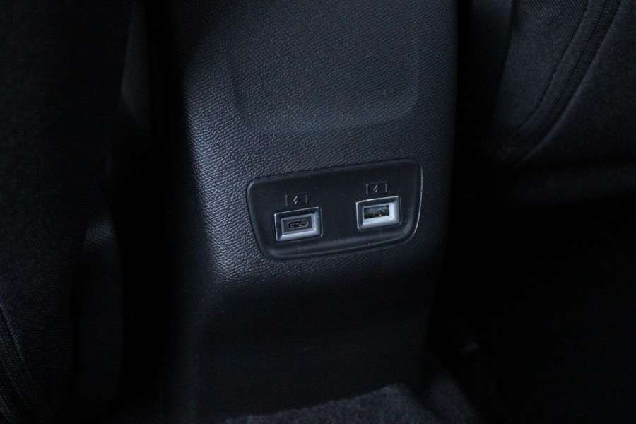 Peugeot 2008 1.2 100PK ALLURE | DRAADLOZE APPLE CARPLAY/ANDROID | DRAADLOZE TELEFOONLADER | NAVIGATIE | ACHTERUITRIJ CAMERA | LICHTMETALEN VELGEN 17" | CLIMATE CONTROL | CRUISE CONTROL | LED KOPLAMPEN |
