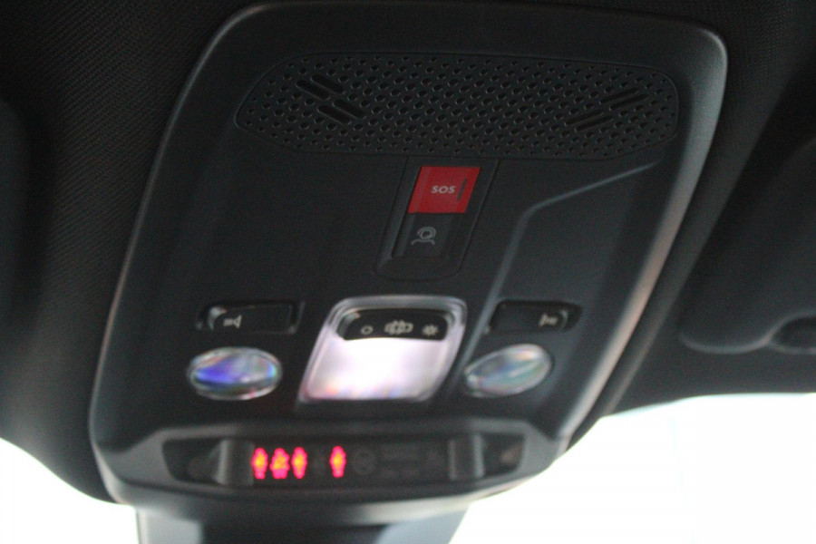 Peugeot 2008 1.2 100PK ALLURE | DRAADLOZE APPLE CARPLAY/ANDROID | DRAADLOZE TELEFOONLADER | NAVIGATIE | ACHTERUITRIJ CAMERA | LICHTMETALEN VELGEN 17" | CLIMATE CONTROL | CRUISE CONTROL | LED KOPLAMPEN |