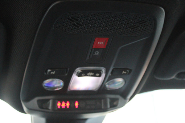 Peugeot 2008 1.2 100PK ALLURE | DRAADLOZE APPLE CARPLAY/ANDROID | DRAADLOZE TELEFOONLADER | NAVIGATIE | ACHTERUITRIJ CAMERA | LICHTMETALEN VELGEN 17" | CLIMATE CONTROL | CRUISE CONTROL | LED KOPLAMPEN |