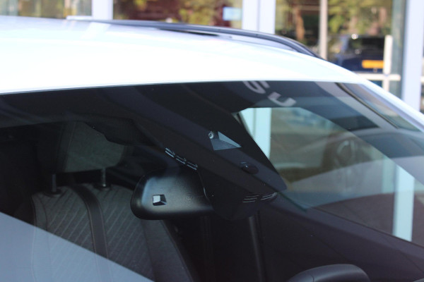 Peugeot 2008 1.2 100PK ALLURE | DRAADLOZE APPLE CARPLAY/ANDROID | DRAADLOZE TELEFOONLADER | NAVIGATIE | ACHTERUITRIJ CAMERA | LICHTMETALEN VELGEN 17" | CLIMATE CONTROL | CRUISE CONTROL | LED KOPLAMPEN |