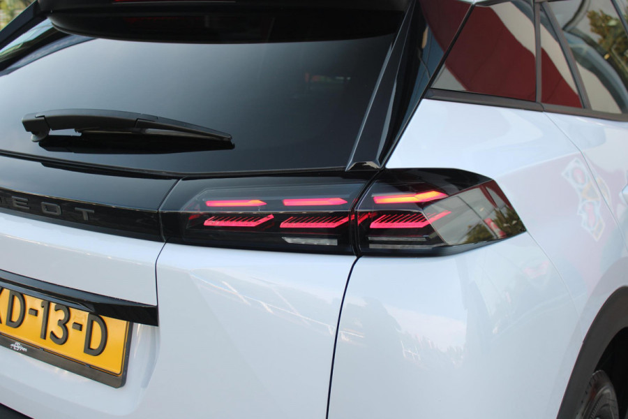 Peugeot 2008 1.2 100PK ALLURE | DRAADLOZE APPLE CARPLAY/ANDROID | DRAADLOZE TELEFOONLADER | NAVIGATIE | ACHTERUITRIJ CAMERA | LICHTMETALEN VELGEN 17" | CLIMATE CONTROL | CRUISE CONTROL | LED KOPLAMPEN |
