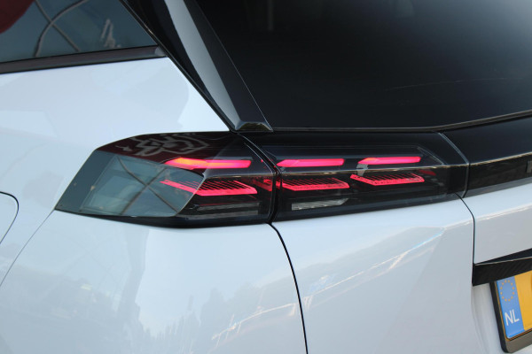 Peugeot 2008 1.2 100PK ALLURE | DRAADLOZE APPLE CARPLAY/ANDROID | DRAADLOZE TELEFOONLADER | NAVIGATIE | ACHTERUITRIJ CAMERA | LICHTMETALEN VELGEN 17" | CLIMATE CONTROL | CRUISE CONTROL | LED KOPLAMPEN |