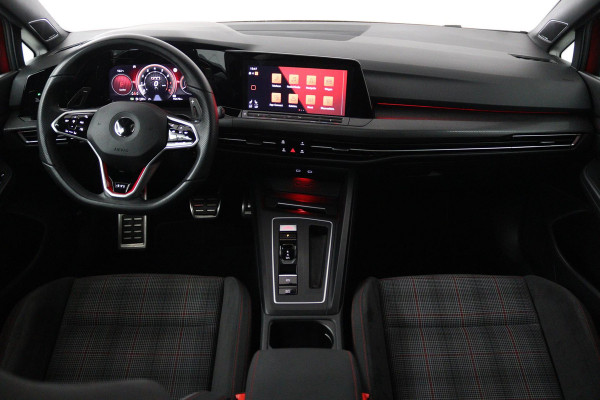 Volkswagen Golf 2.0 TSI GTI (PANORAMADAK, HARMAN KARDON, ADAPTIVE CRUISE, CAMERA, SFEERVERLICHTING, CARPLAY, GOED ONDERHOUDEN)