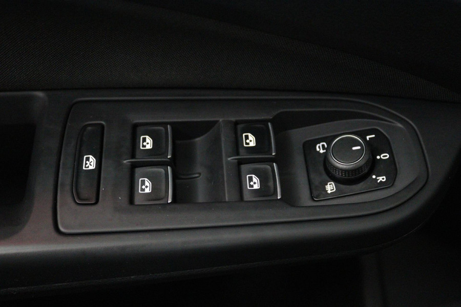 Volkswagen Golf 2.0 TSI GTI (PANORAMADAK, HARMAN KARDON, ADAPTIVE CRUISE, CAMERA, SFEERVERLICHTING, CARPLAY, GOED ONDERHOUDEN)