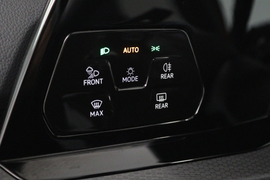 Volkswagen Golf 2.0 TSI GTI (PANORAMADAK, HARMAN KARDON, ADAPTIVE CRUISE, CAMERA, SFEERVERLICHTING, CARPLAY, GOED ONDERHOUDEN)