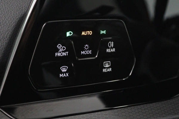 Volkswagen Golf 2.0 TSI GTI (PANORAMADAK, HARMAN KARDON, ADAPTIVE CRUISE, CAMERA, SFEERVERLICHTING, CARPLAY, GOED ONDERHOUDEN)