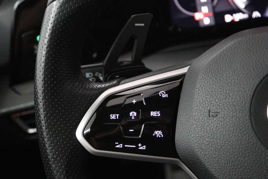Volkswagen Golf 2.0 TSI GTI (PANORAMADAK, HARMAN KARDON, ADAPTIVE CRUISE, CAMERA, SFEERVERLICHTING, CARPLAY, GOED ONDERHOUDEN)