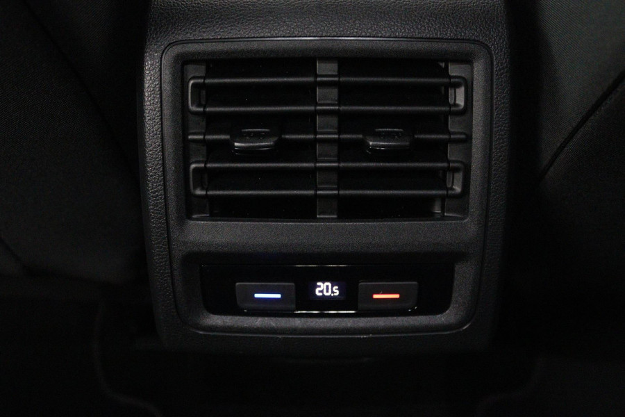 Volkswagen Golf 2.0 TSI GTI (PANORAMADAK, HARMAN KARDON, ADAPTIVE CRUISE, CAMERA, SFEERVERLICHTING, CARPLAY, GOED ONDERHOUDEN)