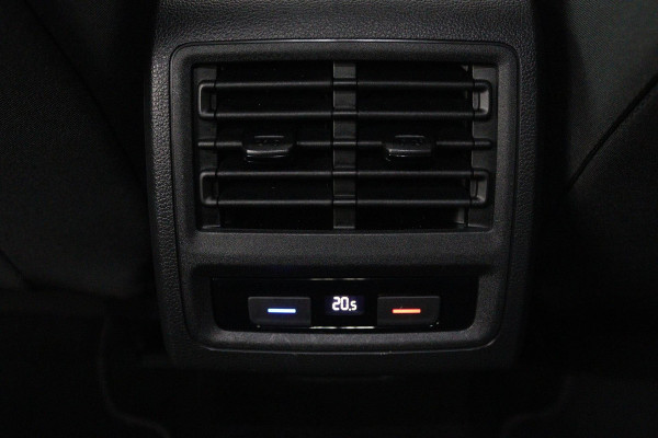 Volkswagen Golf 2.0 TSI GTI (PANORAMADAK, HARMAN KARDON, ADAPTIVE CRUISE, CAMERA, SFEERVERLICHTING, CARPLAY, GOED ONDERHOUDEN)
