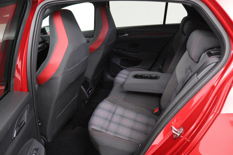 Volkswagen Golf 2.0 TSI GTI (PANORAMADAK, HARMAN KARDON, ADAPTIVE CRUISE, CAMERA, SFEERVERLICHTING, CARPLAY, GOED ONDERHOUDEN)