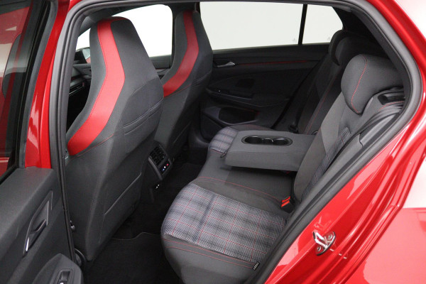 Volkswagen Golf 2.0 TSI GTI (PANORAMADAK, HARMAN KARDON, ADAPTIVE CRUISE, CAMERA, SFEERVERLICHTING, CARPLAY, GOED ONDERHOUDEN)
