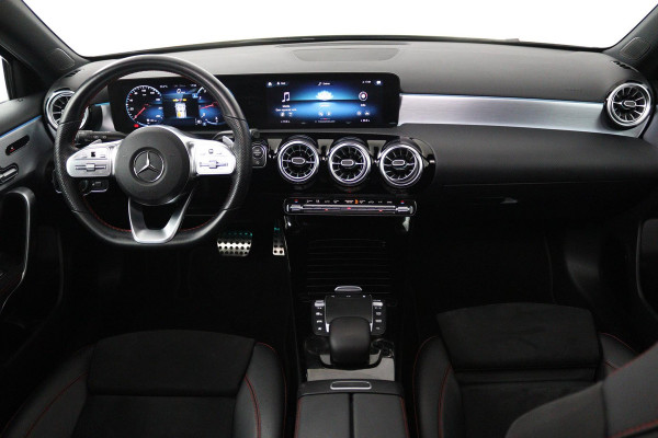 Mercedes-Benz A-Klasse 180 Business Solution AMG Automaat (SFEERVERLICHTING, PANORAMADAK, NAVI, CAMERA, NL-AUTO, GOED ONDERHOUD)