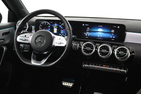 Mercedes-Benz A-Klasse 180 Business Solution AMG Automaat (SFEERVERLICHTING, PANORAMADAK, NAVI, CAMERA, NL-AUTO, GOED ONDERHOUD)