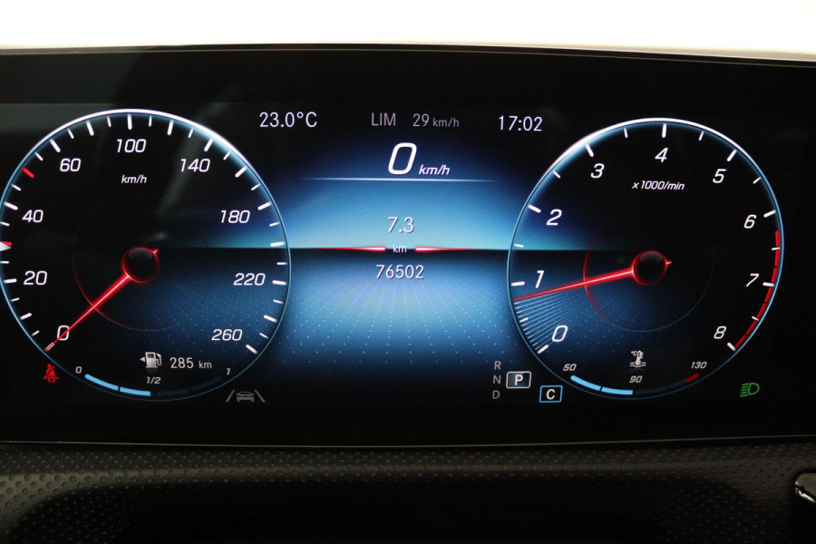 Mercedes-Benz A-Klasse 180 Business Solution AMG Automaat (SFEERVERLICHTING, PANORAMADAK, NAVI, CAMERA, NL-AUTO, GOED ONDERHOUD)