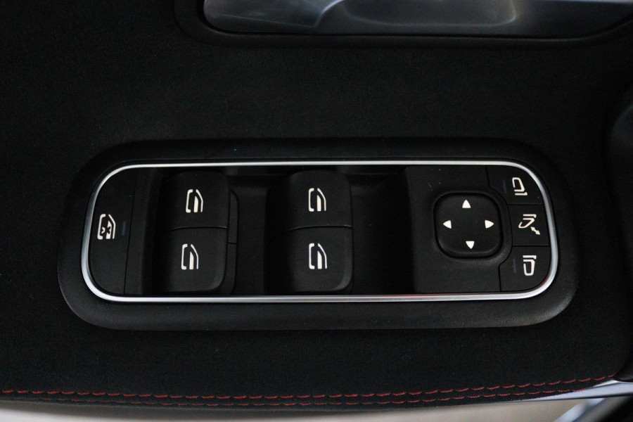 Mercedes-Benz A-Klasse 180 Business Solution AMG Automaat (SFEERVERLICHTING, PANORAMADAK, NAVI, CAMERA, NL-AUTO, GOED ONDERHOUD)