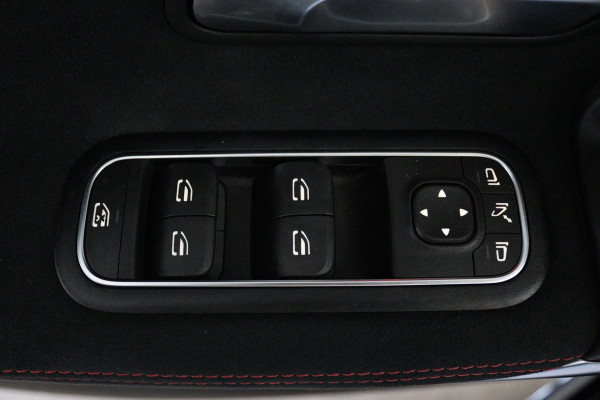 Mercedes-Benz A-Klasse 180 Business Solution AMG Automaat (SFEERVERLICHTING, PANORAMADAK, NAVI, CAMERA, NL-AUTO, GOED ONDERHOUD)