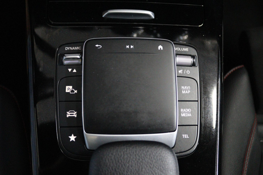 Mercedes-Benz A-Klasse 180 Business Solution AMG Automaat (SFEERVERLICHTING, PANORAMADAK, NAVI, CAMERA, NL-AUTO, GOED ONDERHOUD)