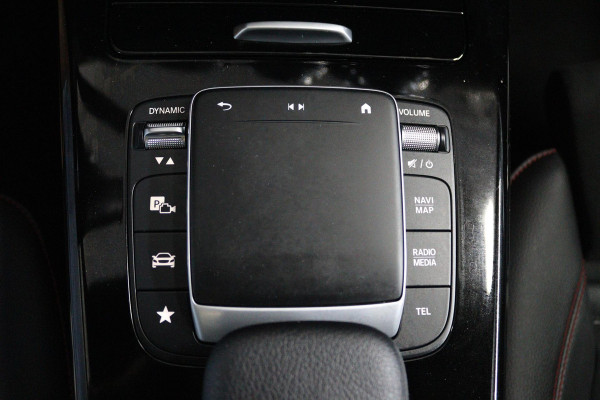 Mercedes-Benz A-Klasse 180 Business Solution AMG Automaat (SFEERVERLICHTING, PANORAMADAK, NAVI, CAMERA, NL-AUTO, GOED ONDERHOUD)