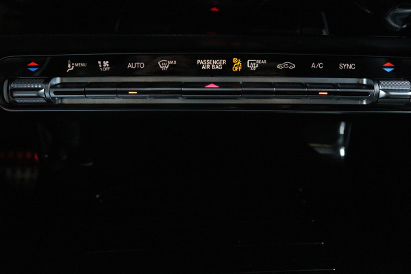 Mercedes-Benz A-Klasse 180 Business Solution AMG Automaat (SFEERVERLICHTING, PANORAMADAK, NAVI, CAMERA, NL-AUTO, GOED ONDERHOUD)