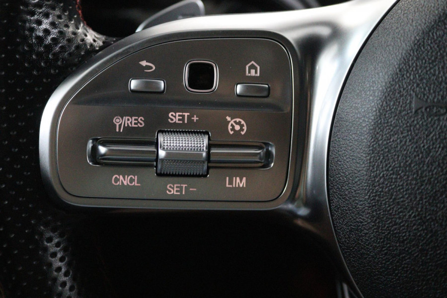 Mercedes-Benz A-Klasse 180 Business Solution AMG Automaat (SFEERVERLICHTING, PANORAMADAK, NAVI, CAMERA, NL-AUTO, GOED ONDERHOUD)