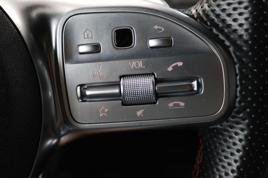 Mercedes-Benz A-Klasse 180 Business Solution AMG Automaat (SFEERVERLICHTING, PANORAMADAK, NAVI, CAMERA, NL-AUTO, GOED ONDERHOUD)