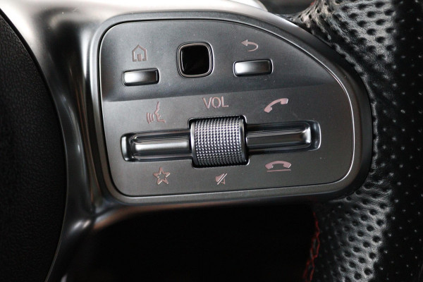 Mercedes-Benz A-Klasse 180 Business Solution AMG Automaat (SFEERVERLICHTING, PANORAMADAK, NAVI, CAMERA, NL-AUTO, GOED ONDERHOUD)
