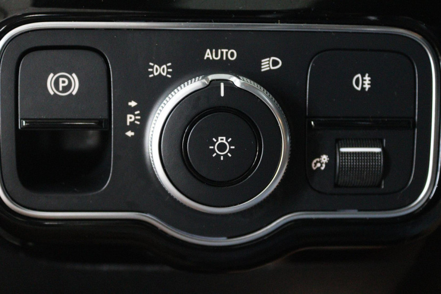 Mercedes-Benz A-Klasse 180 Business Solution AMG Automaat (SFEERVERLICHTING, PANORAMADAK, NAVI, CAMERA, NL-AUTO, GOED ONDERHOUD)