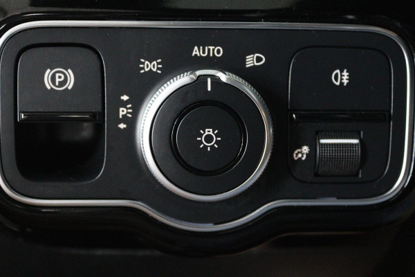 Mercedes-Benz A-Klasse 180 Business Solution AMG Automaat (SFEERVERLICHTING, PANORAMADAK, NAVI, CAMERA, NL-AUTO, GOED ONDERHOUD)