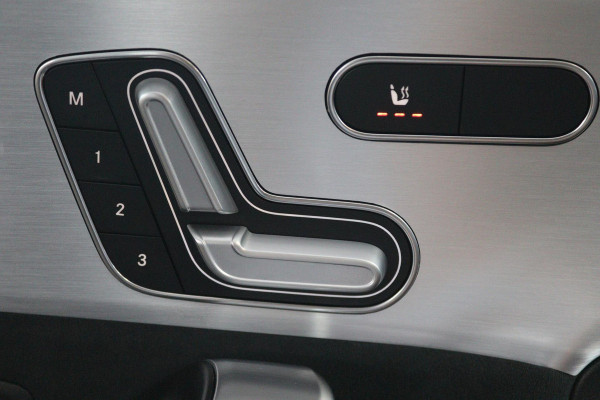Mercedes-Benz A-Klasse 180 Business Solution AMG Automaat (SFEERVERLICHTING, PANORAMADAK, NAVI, CAMERA, NL-AUTO, GOED ONDERHOUD)
