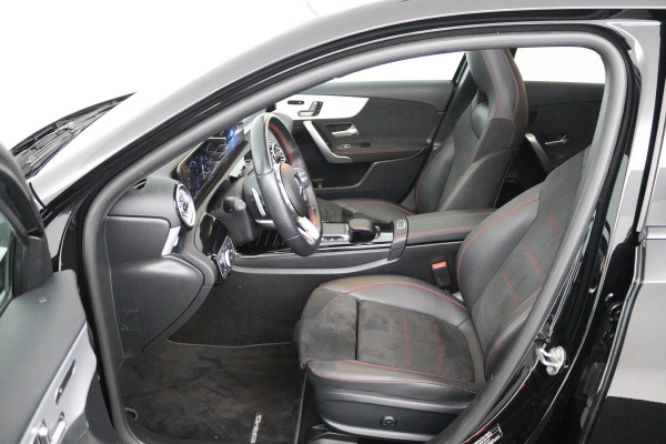 Mercedes-Benz A-Klasse 180 Business Solution AMG Automaat (SFEERVERLICHTING, PANORAMADAK, NAVI, CAMERA, NL-AUTO, GOED ONDERHOUD)