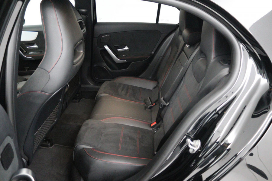 Mercedes-Benz A-Klasse 180 Business Solution AMG Automaat (SFEERVERLICHTING, PANORAMADAK, NAVI, CAMERA, NL-AUTO, GOED ONDERHOUD)
