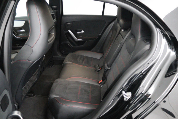 Mercedes-Benz A-Klasse 180 Business Solution AMG Automaat (SFEERVERLICHTING, PANORAMADAK, NAVI, CAMERA, NL-AUTO, GOED ONDERHOUD)