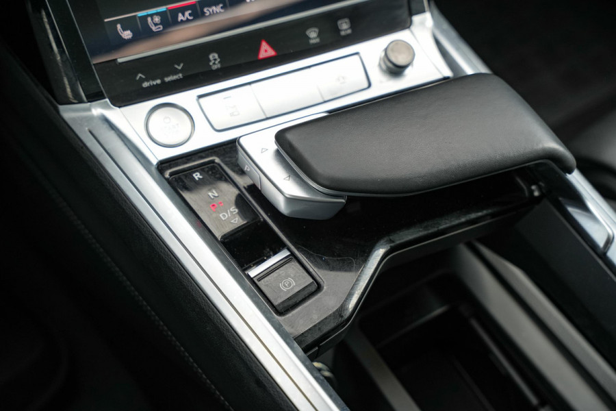 Audi e-tron 55 quattro Business edition 95 kWh S Line Panoramadak Adapt. Cruise HUD B&O Stoelkoeling 22''LM 408Pk!