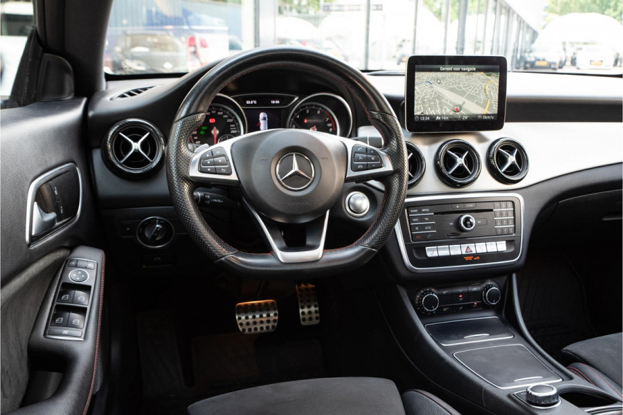 Mercedes-Benz CLA-Klasse Shooting Brake 180 Ambition AMG Panoramadak Keyless Stoelverw. LED Alcantara