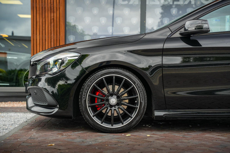 Mercedes-Benz CLA-Klasse Shooting Brake 180 Ambition AMG Panoramadak Keyless Stoelverw. LED Alcantara