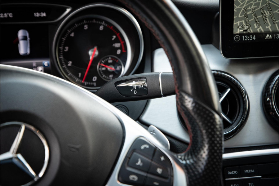 Mercedes-Benz CLA-Klasse Shooting Brake 180 Ambition AMG Panoramadak Keyless Stoelverw. LED Alcantara
