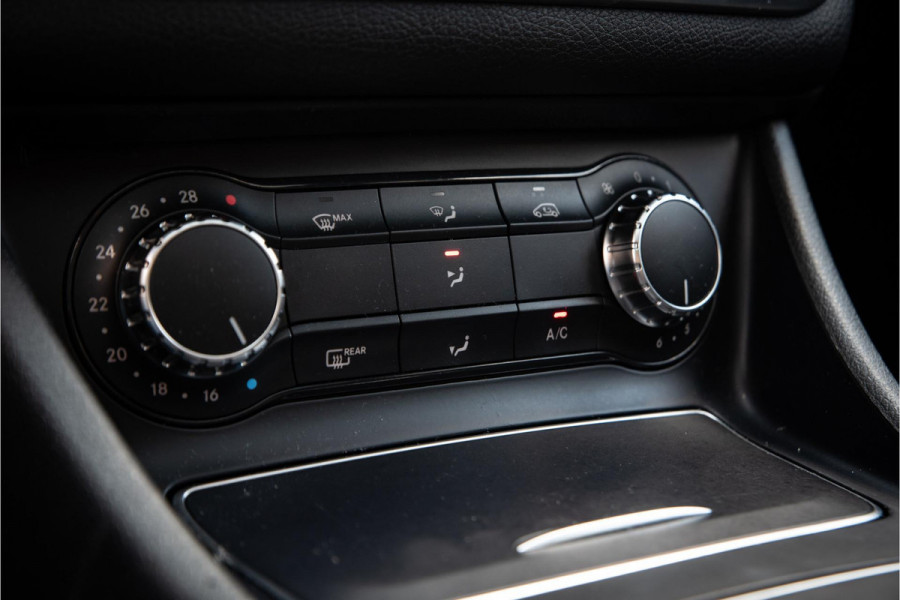 Mercedes-Benz CLA-Klasse Shooting Brake 180 Ambition AMG Panoramadak Keyless Stoelverw. LED Alcantara