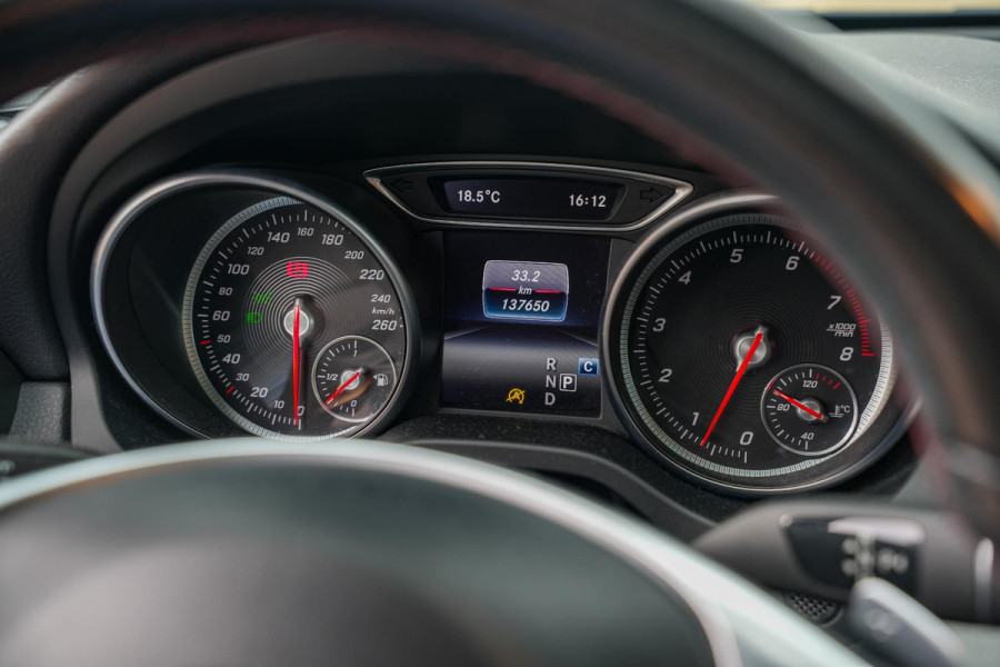 Mercedes-Benz CLA-Klasse Shooting Brake 180 Ambition AMG Panoramadak Keyless Stoelverw. LED Alcantara