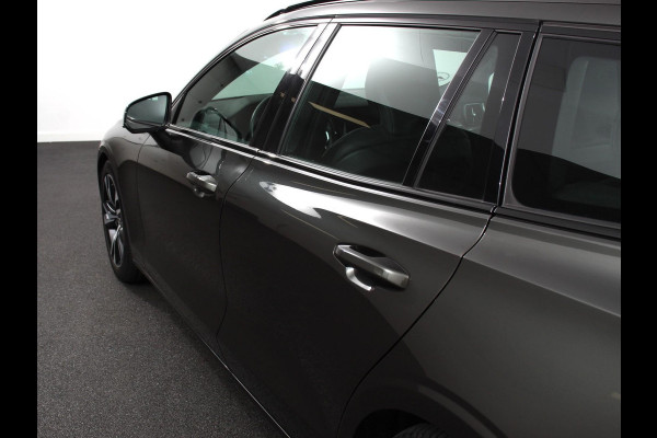 Volvo V60 2.0 B4 R-Design Navigatie Camera Climate Control Parkeer Sensoren Cruise Control Adaptive Verwarmde voorstoelen Lichtmetalen Velgen