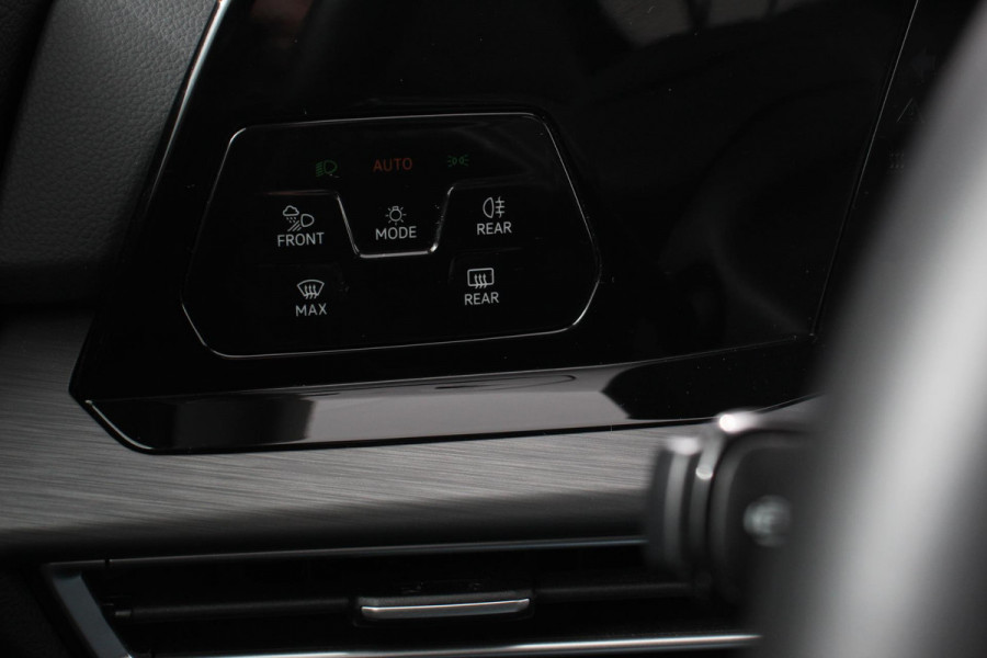 Volkswagen Golf 1.4 eHybrid DSG Style 204 Pk | Navigatie | Adaptive Cruise Control | Lane Assist | Privacy Glass | Stoel/Stuurverwarming |