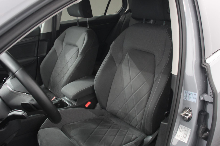 Volkswagen Golf 1.4 eHybrid DSG Style 204 Pk | Navigatie | Adaptive Cruise Control | Lane Assist | Privacy Glass | Stoel/Stuurverwarming |