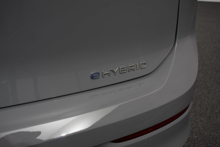 Volkswagen Golf 1.4 eHybrid DSG Style 204 Pk | Navigatie | Adaptive Cruise Control | Lane Assist | Privacy Glass | Stoel/Stuurverwarming |