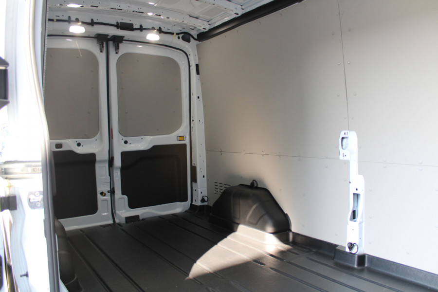Ford Transit 350 2.0 TDCI L3H2 Trend 130pk Trend - Navigatie - Blind Spot - Adaptive cruise - Camera - 270gr deuren - Trekhaak - Rijklaar