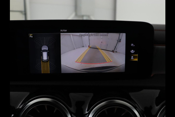 Mercedes-Benz CLA-Klasse Shooting Brake 200 Business Solution AMG | Panoramadak | Trekhaak | Stoelverwarming | Memory | Matrix LED | Carplay | Leder/Alcantara | Camera | Navigatie | Park Assist